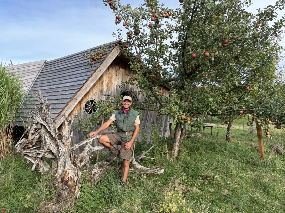 Bio gut oberwald hdas alexander an der scheune mit apfelbaum